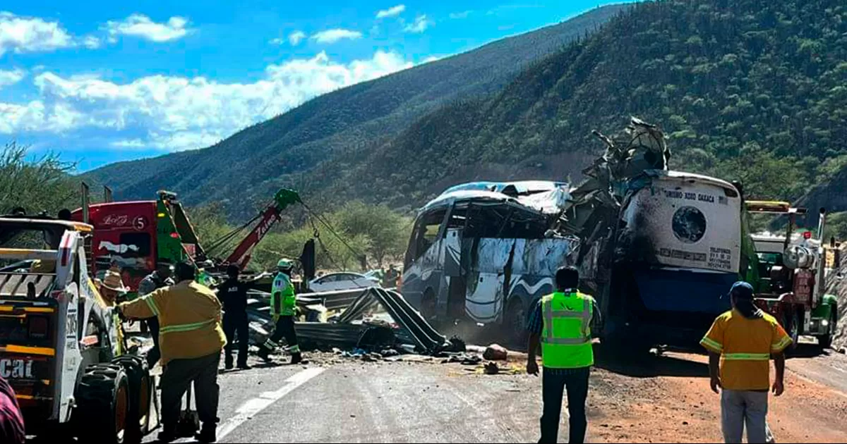 En accidente carretero fallecen 18 migrantes extranjeros y 29 más resultan lesionados.