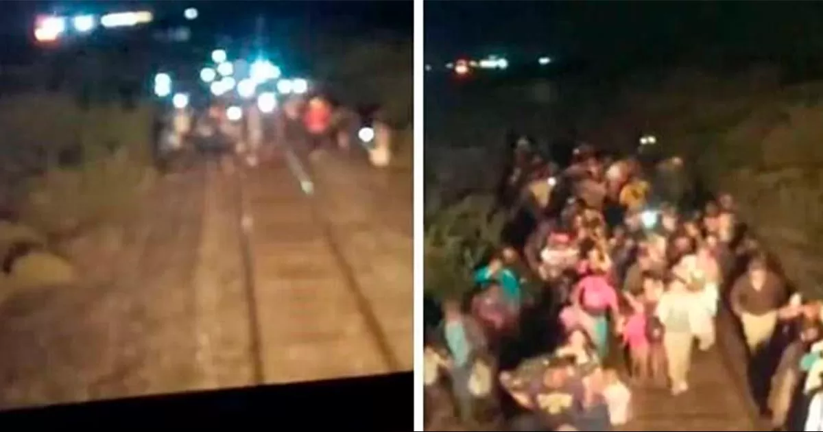 Así frenan migrantes tren de Ferromex para subirse en Chihuahua