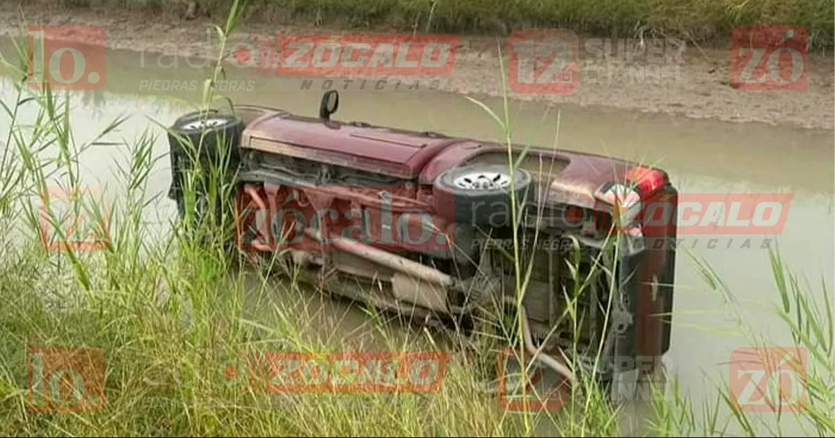 Cae con su auto en un canal de riego, se quita la ropa y lo arrestan
