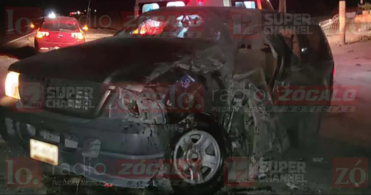 Vuelca camioneta al chocar con un caballo en la carretera 57