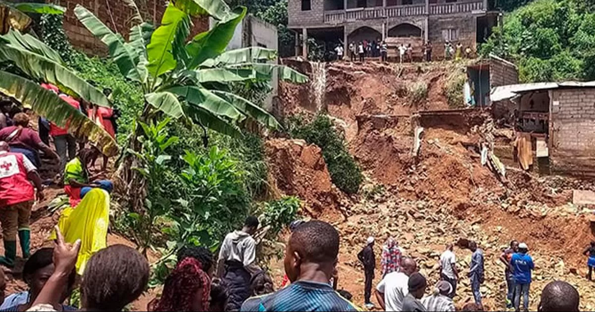 Las imágenes difundidas por la televisión mostraron que una sección de una colina se derrumbó y arrasó con viviendas.