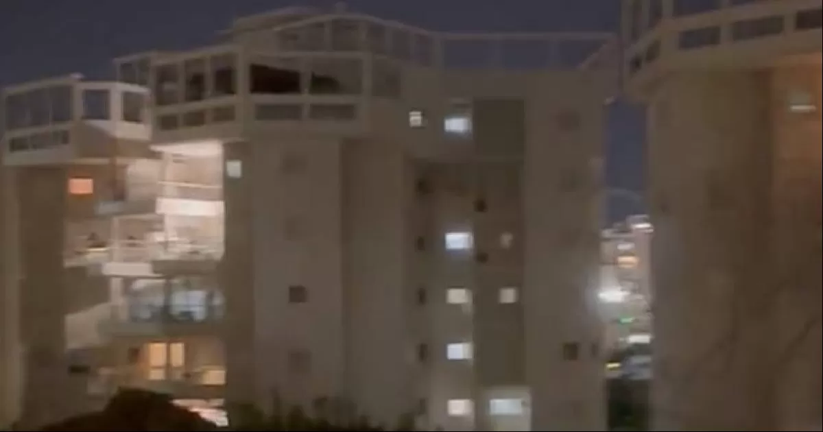 En el vecindario, bajo el cielo estrellado de la Franja de Gaza, un coro de voces se unió en un conmovedor canto