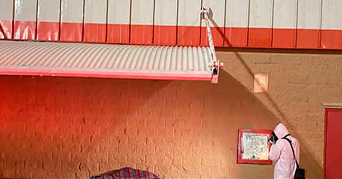 Pasadas las 17:00 horas, los trabajadores el establecimiento se percataron de que el hombre, no contaba con signos vitales.