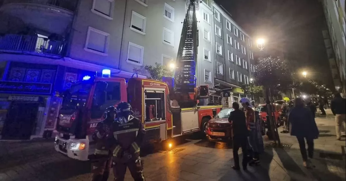 La policía está investigando la causa del incendio, que comenzó alrededor de las 4 de la madrugada.