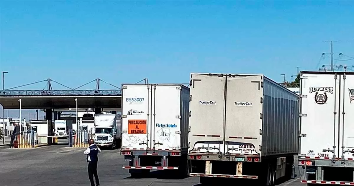Lo anterior tiene que ver con la decisión del gobernador de Texas, Greg Abbott, de hacer revisiones a los tractores para verificar las condiciones físico-mecánicas lo que genera filas para cruzar la mercancía