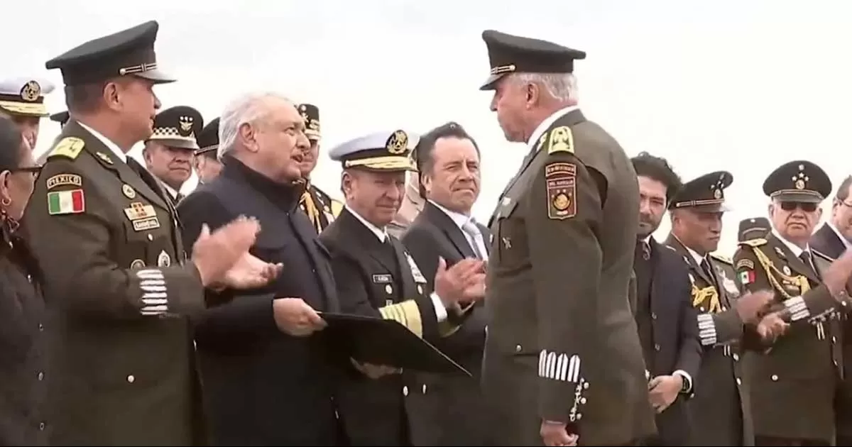 #Video AMLO condecora al general Salvador Cienfuegos con la presea “Bicentenario del Heroico Colegio Militar”