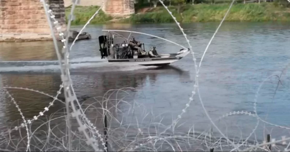 El ahora occiso vestía pantalón azul, camiseta verde y una playera negra sobre la misma.