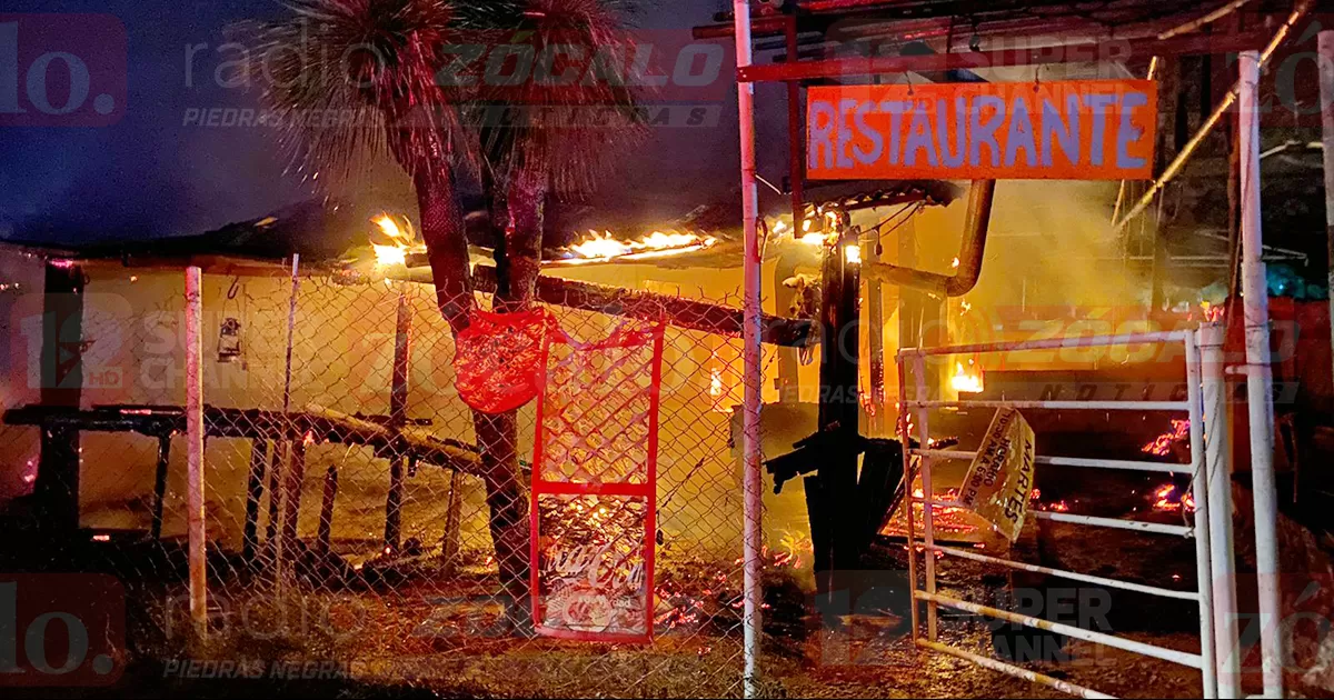 Bomberos sofocaron el siniestro pero las llamas consumieron el local hecho principalmente de carrizo.