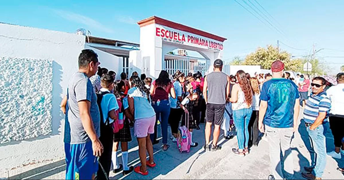 Caos en 3 escuelas de Monclova; evacúan a 700 niños