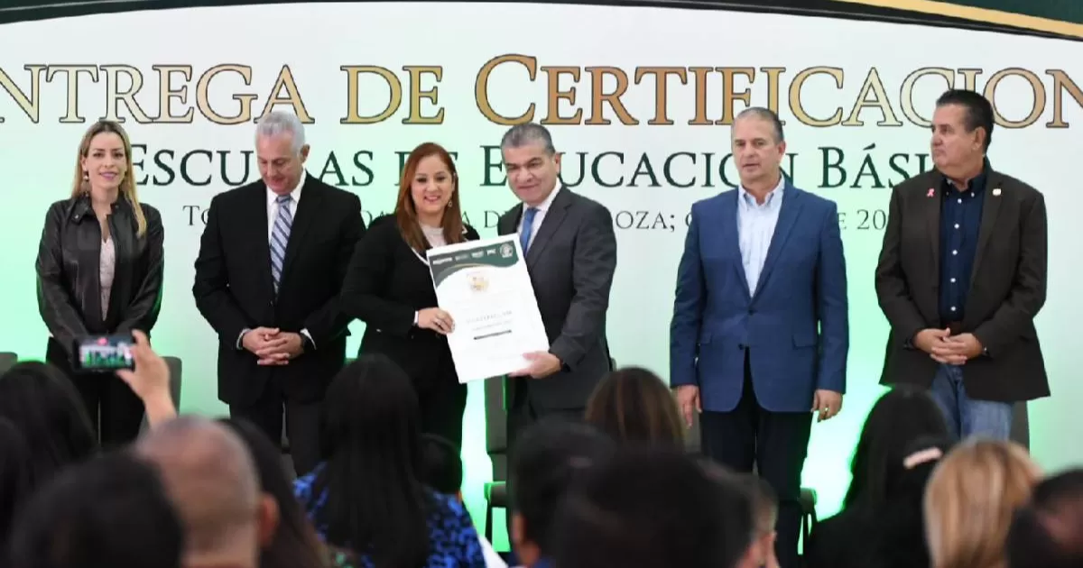 Entrega gobernador Miguel Ángel Riquelme Solís certificaciones a escuelas de educación básica de las regiones Laguna y Centro-Desierto