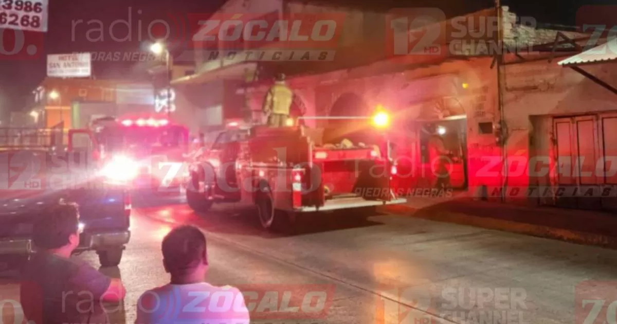 De inmediato arribaron Protección Civil y Bomberos para controlar la situación, donde hubo sólo pérdidas materiales