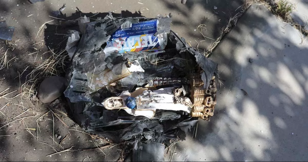 Se encontró un empaque de conocida marca de cerveza y una supuesta santa muerte, donde según comentan, al parecer alguien desea pedir para que una persona ya no siga tomando cerveza.