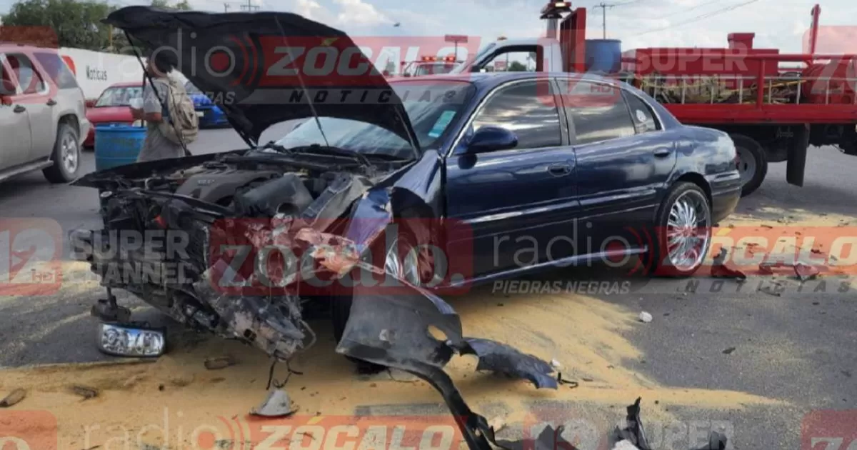 El conductor de un sedán aseguró que una mujer que conducía una camioneta texana no respetó el semáforo en rojo y lo impactó