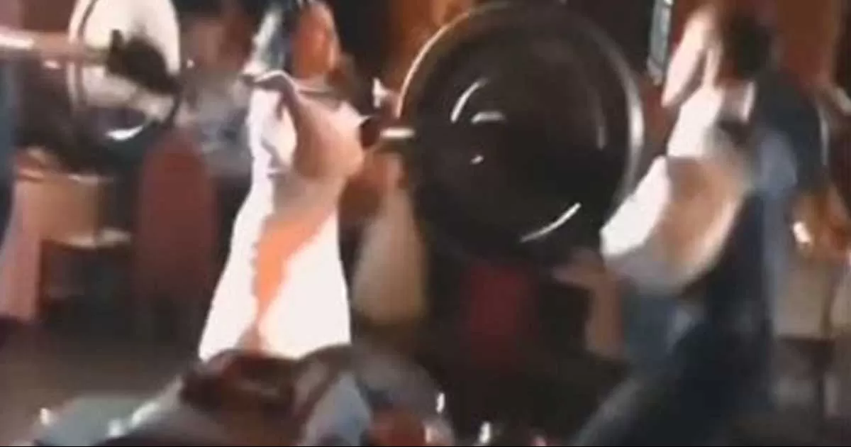 Se viralizó el video de una pareja de novios crossfiteros quienes decidieron cargar pesas en boda, el lugar de bailar el vals