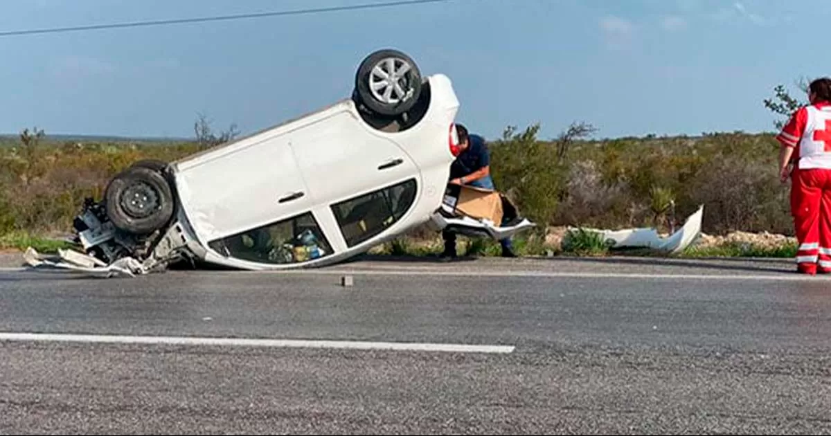 El conductor del automóvil Nissan March en color blanco fue atendido por paramédicos de Cruz Roja
