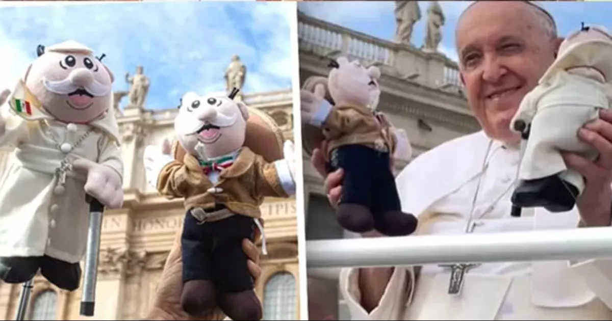 El Papa Francisco recibió un peluche con vestimenta de mariachi y uno con una réplica de su vestimenta en la Santa Sede.