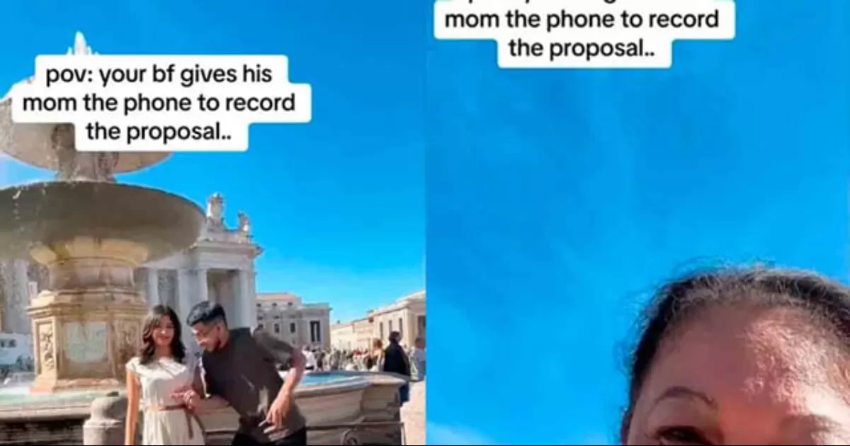 Justo en el momento en el que el joven está a punto de hacerle la pregunta a su pareja, la madre gira accidentalmente la cámara hacia sí misma.