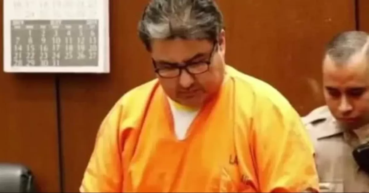 A una de sus víctimas la obligó a a participar en una conducta sexual explícita para producir pornografía infantil.