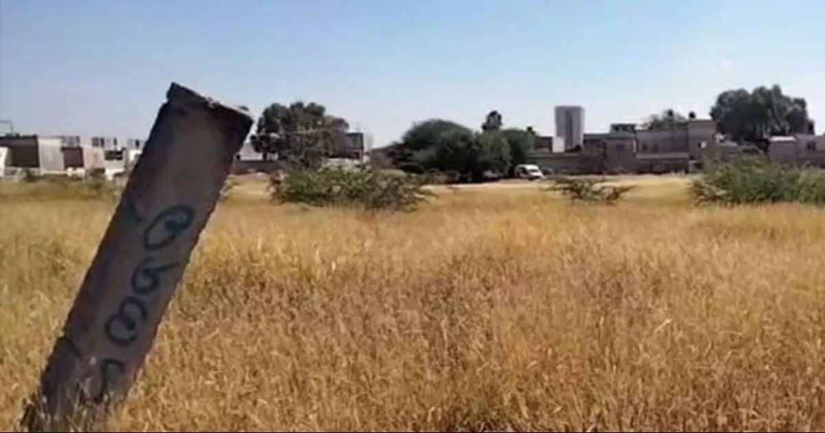 Los cuerpos sin vida de tres personas fueron hallados en un baldío de la colonia Las Carretas, en la ciudad de Celaya