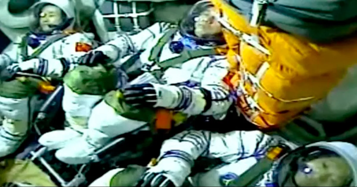 Sus imágenes muestran la cápsula cayendo con paracaídas en el desierto de Gobi, levantando una nube de polvo anaranjado al tocar tierra.