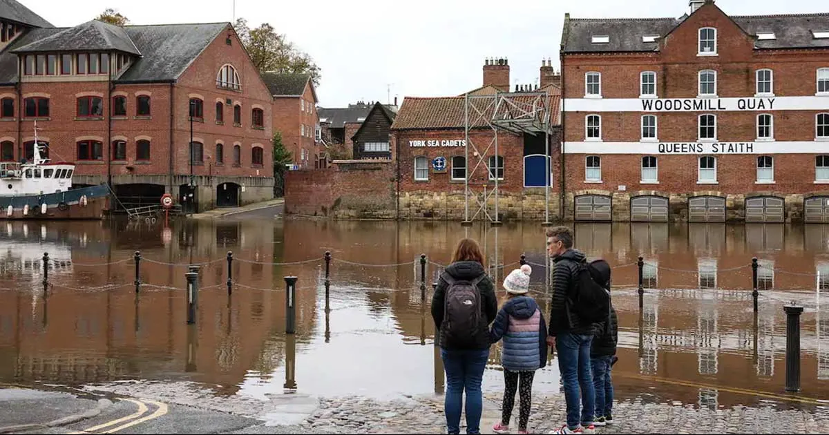 Se han emitido más de 70 avisos de inundaciones en todo el Reino Unido y la oficina meteorológica británica ha alertado de precipitaciones de hasta 100 mm en algunas zonas