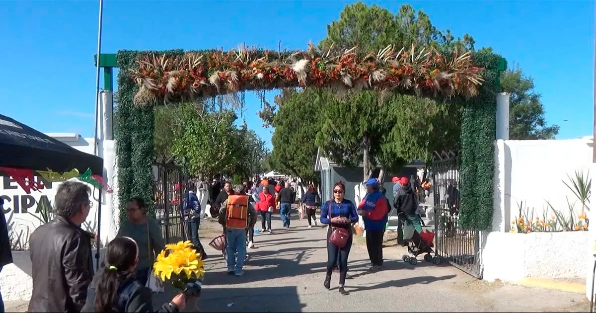 Panteones lucen llenos por celebración del Día de Muertos
