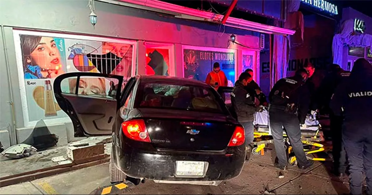 Joven conductora se estrella contra estética en la Vista Hermosa