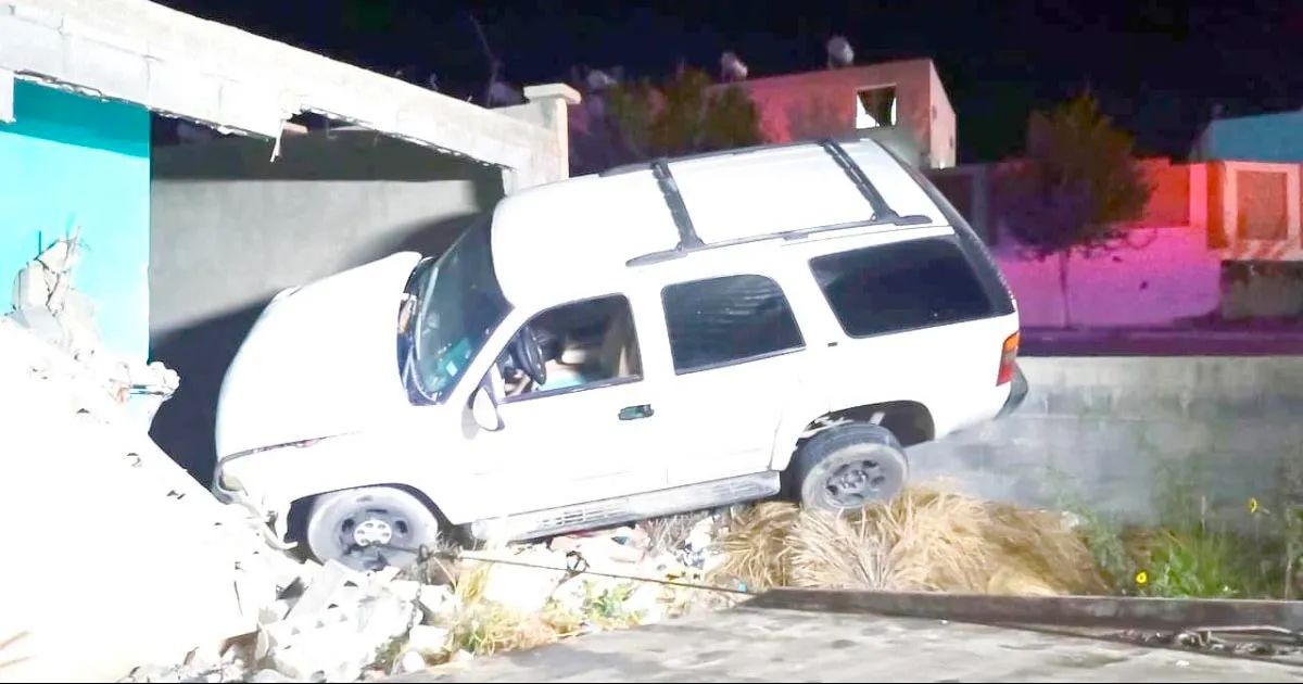 Choca contra barda tras perder el control en Acuña