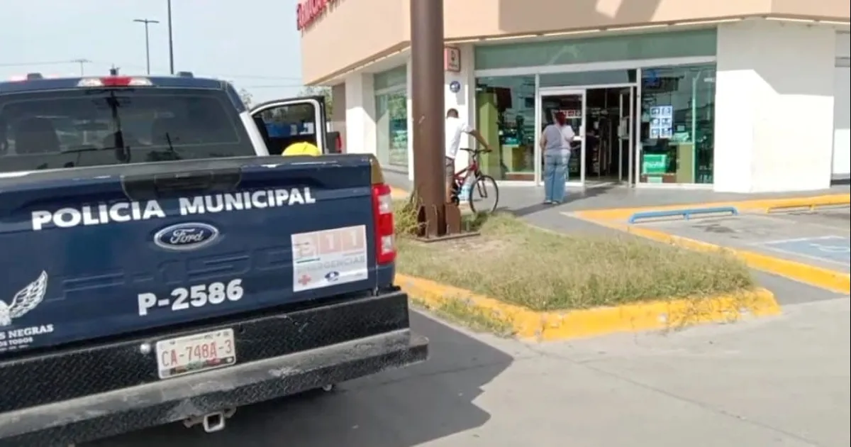 La mujer se identificó como Mariana Guadalupe “N”, quien entró al negocio antes mencionado a cometer el robo.