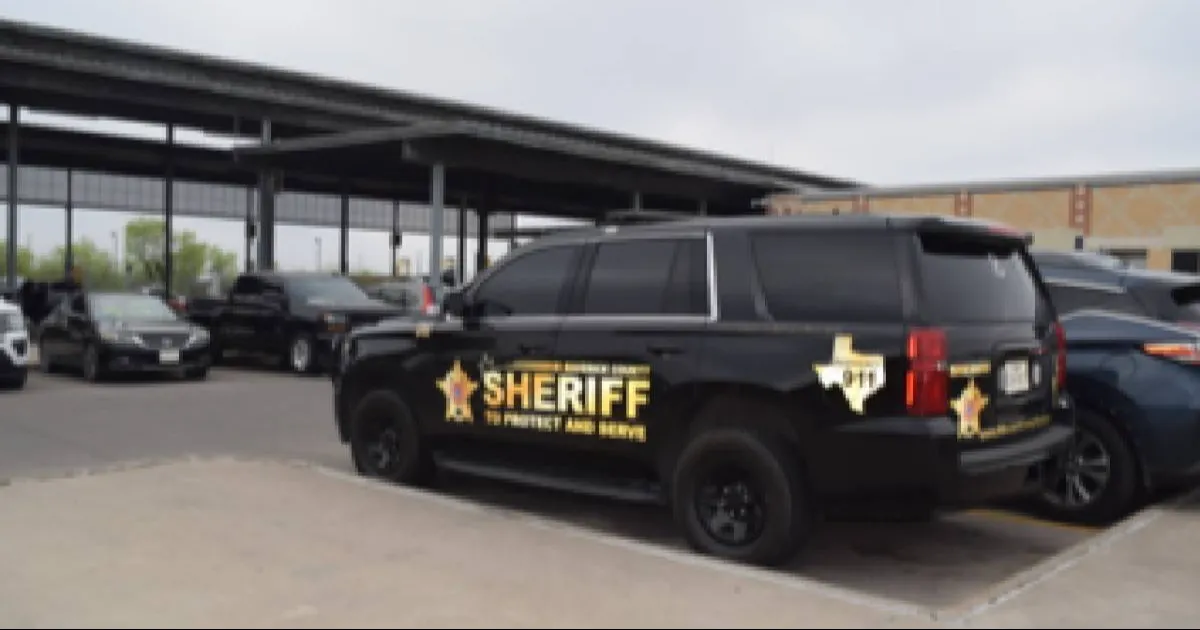 Detiene Sheriff a 4 con orden de arresto en Texas