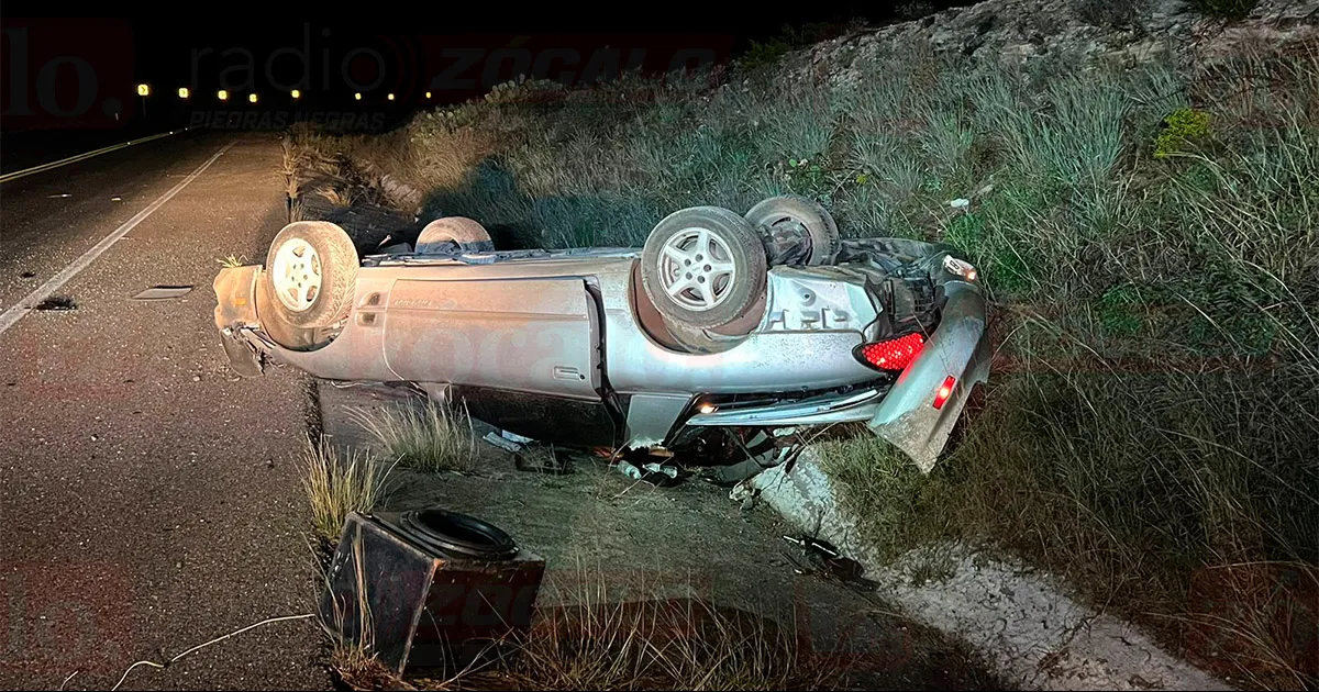 Vuelca y abandona vehículo en carretera Acuña - Piedras Negras