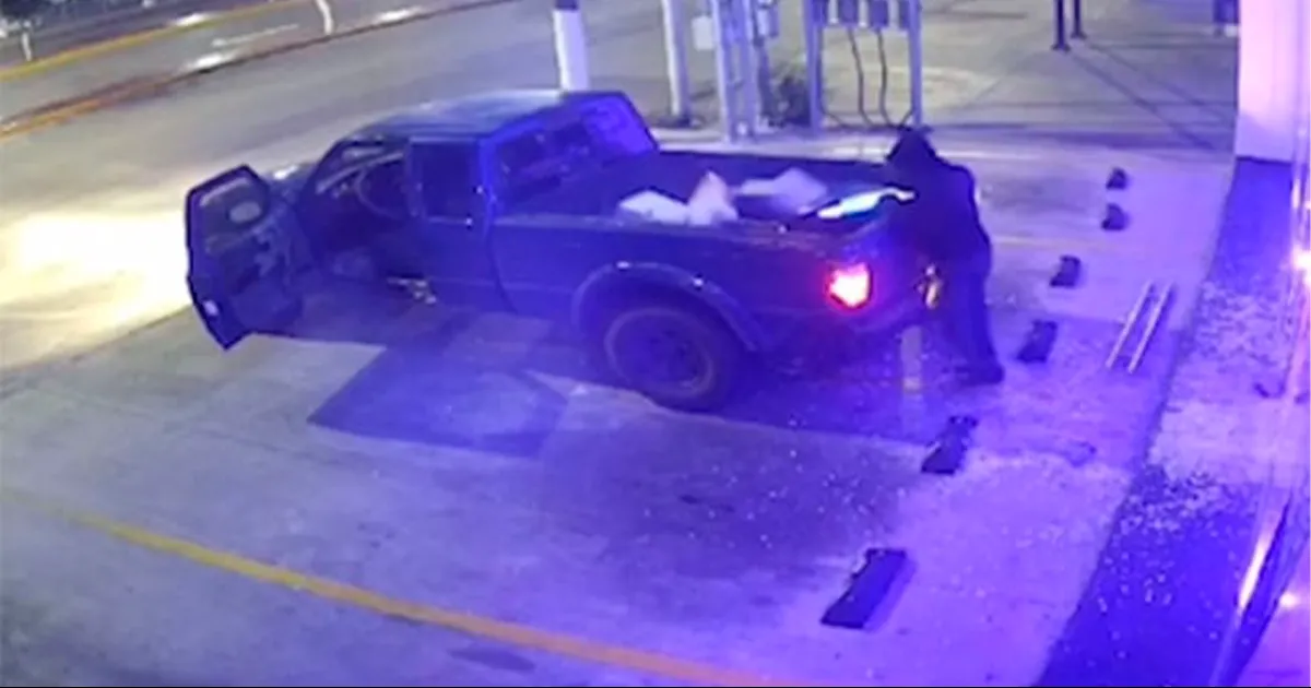 A través de un video, se observa como una camioneta Pickup ingresa al estacionamiento