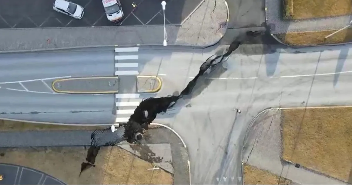 Por temblores, se abre enorme grieta en Islandia; temen una posible erupción volcánica VIDEO