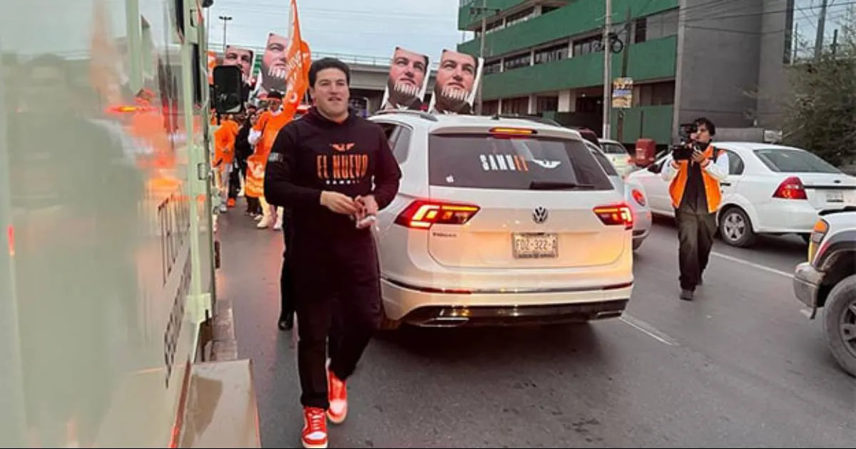 El gobernador con licencia de Nuevo León, Samuel García realizó una pega de calcas en el principal crucero vial de la ciudad.