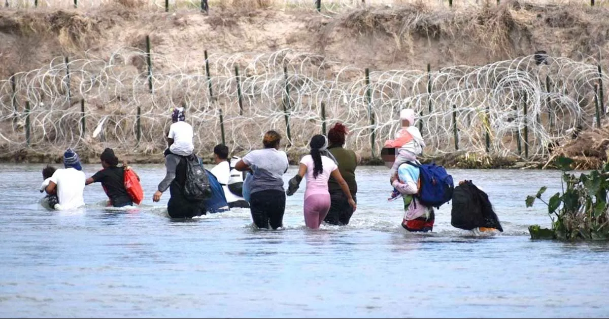 De forma descarada y arriesgada las filas de migrantes pasan de Piedras Negras a Eagle Pass sin importar que en el cruce pongan en riesgo su vida