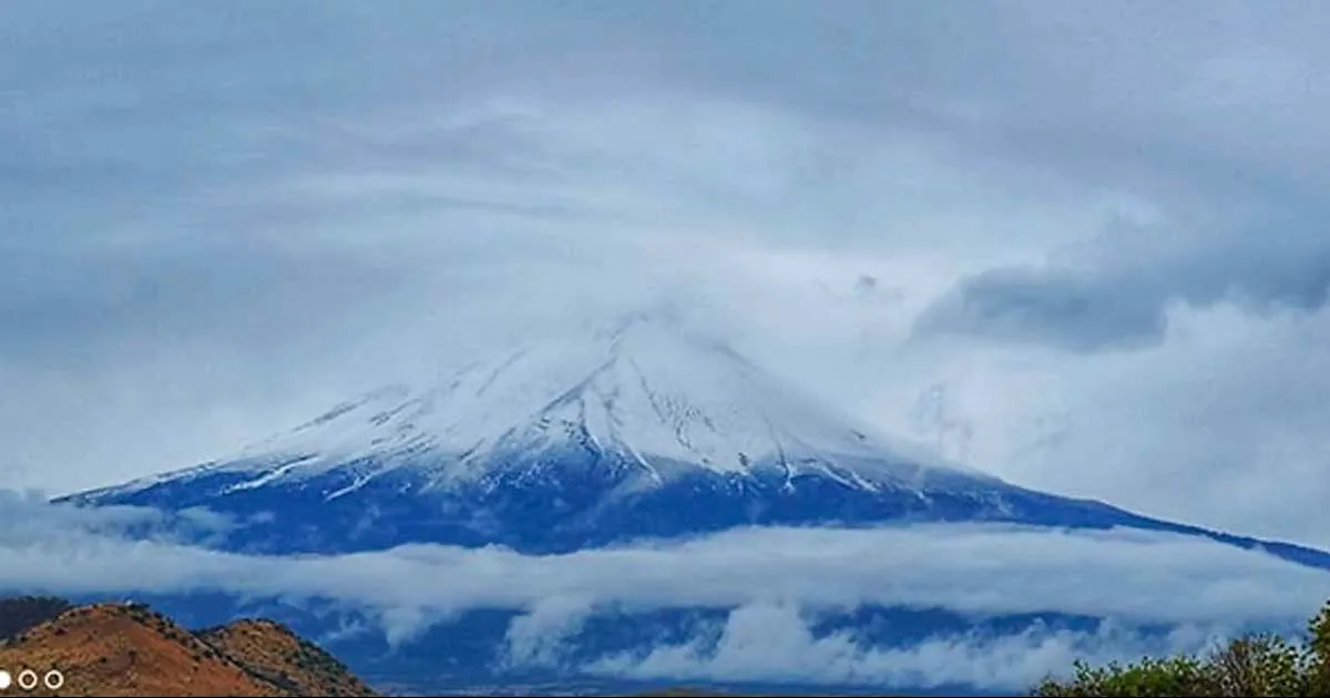 El volcán se mantiene estable sin actividad de emisiones de caída de ceniza, pero debido al intenso frío se cubrió con un manto blanco dejándonos una postal impresionante