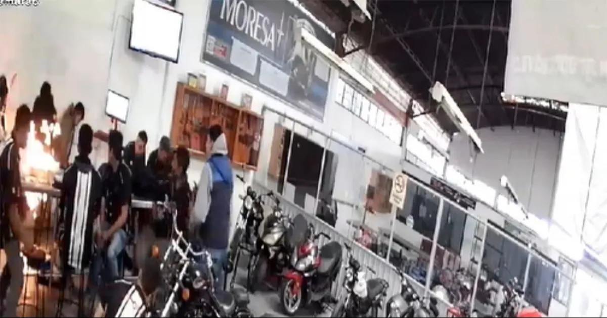 Así fue el momento en el que compañeros prendieron fuego a estudiante