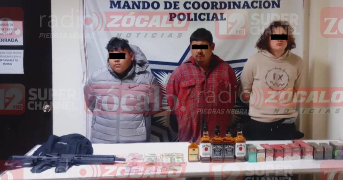 Durante su detención fue asegurada una réplica de arma larga AR-15, una unidad Trail Blazer, dinero en efectivo y mercancía