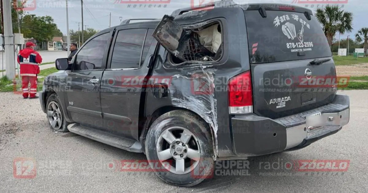 Conductora sufre aparatoso choque alcance y se impacta contra poste en Piedras Negras