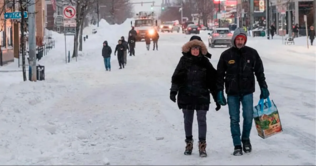 Los estados de Nueva York, la región de Nueva Inglaterra e Illinois se encuentran entre los afectados por una tormenta de nieve.