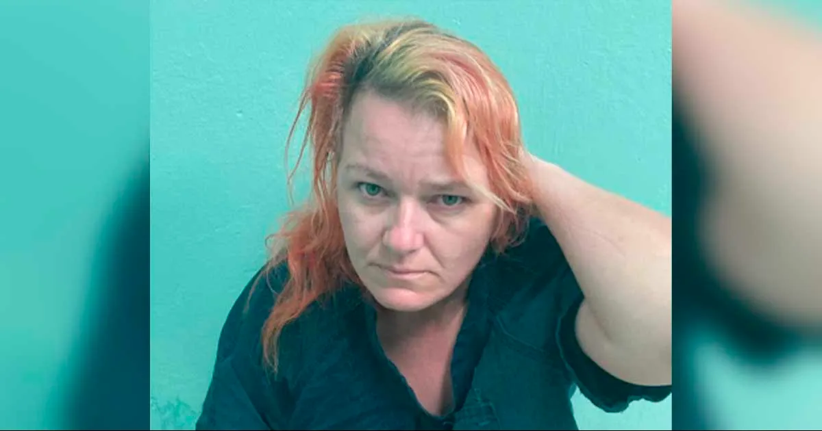 La pareja, procedente de Houston, estaba acompañada de cuatro personas que resultaron ser migrantes y a quienes transportarían al interior del estado.