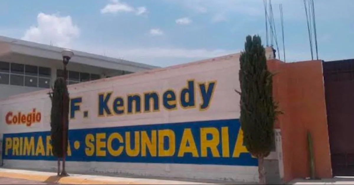 Fue durante la clase que la docente, de 51 años de edad, se desvaneció repentinamente por lo que los alumnos alertaron a personal directivo del plantel quienes alertaron al número de emergencias 911 para solicitar apoyo médico.