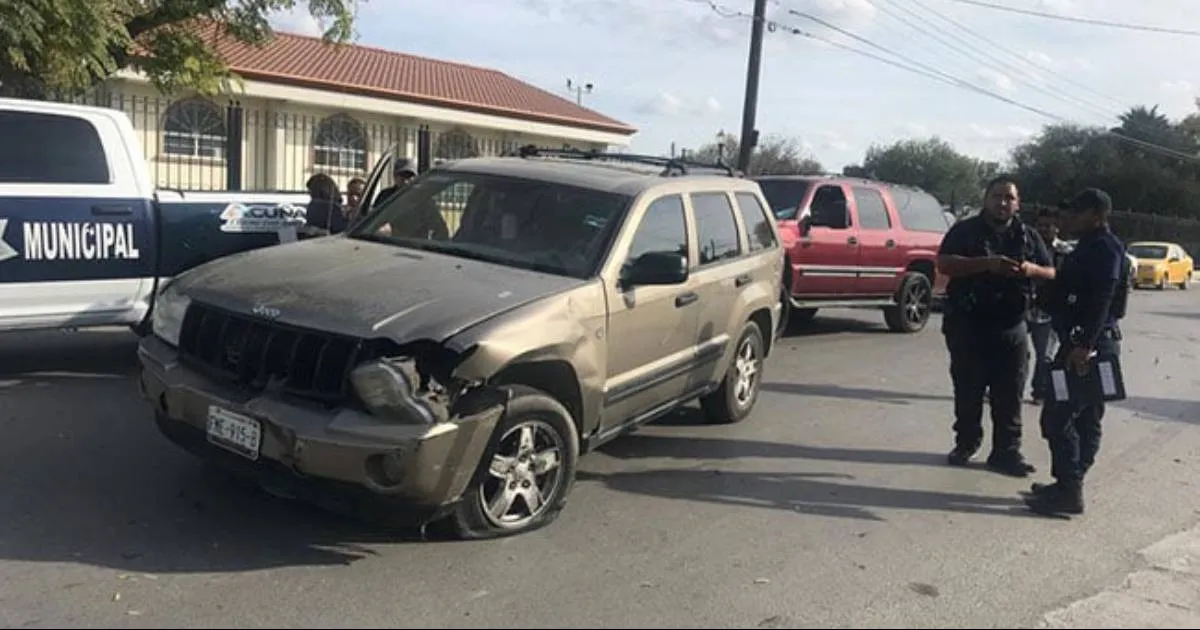 Participan tres autos en accidente múltiple en Acuña
