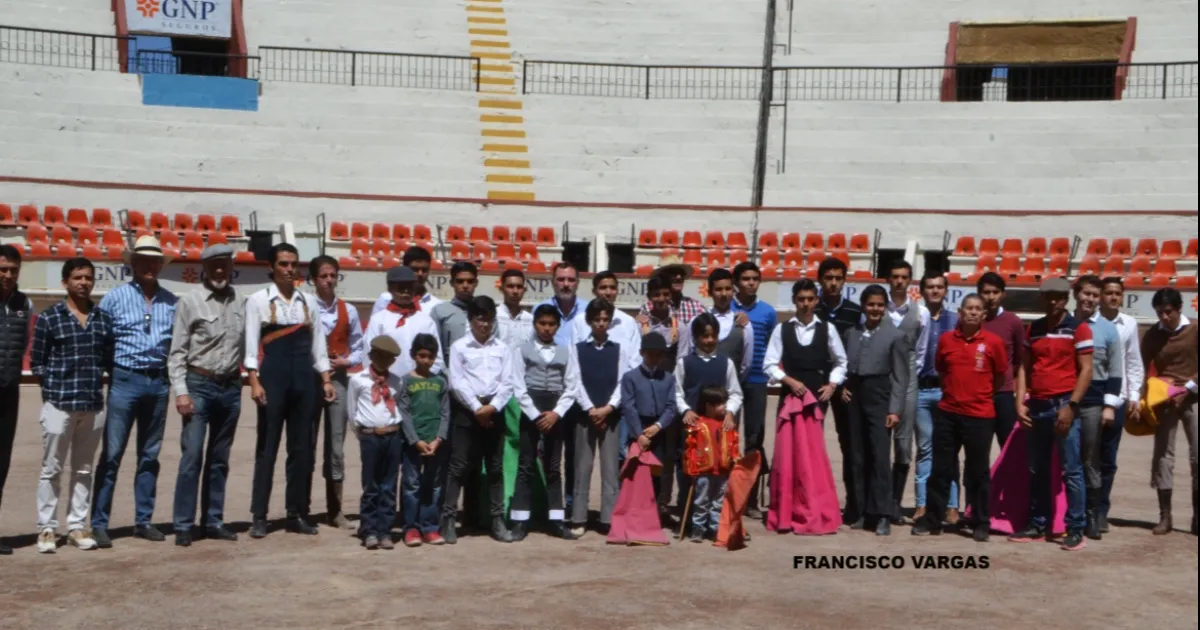 Realizan clase práctica en la Plaza de Toros Monumental