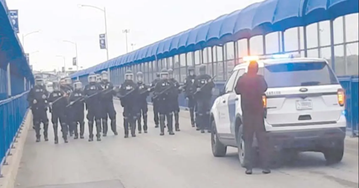 Avanzan 2 mil migrantes a pie por la carretera 57