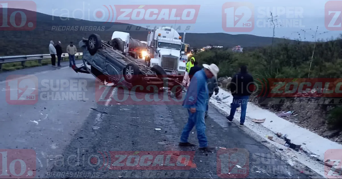 Una mujer resultó lesionada y fue atendida por paramédicos en el lugar para posteriormente ser trasladada a un hospital para una mejor atención.