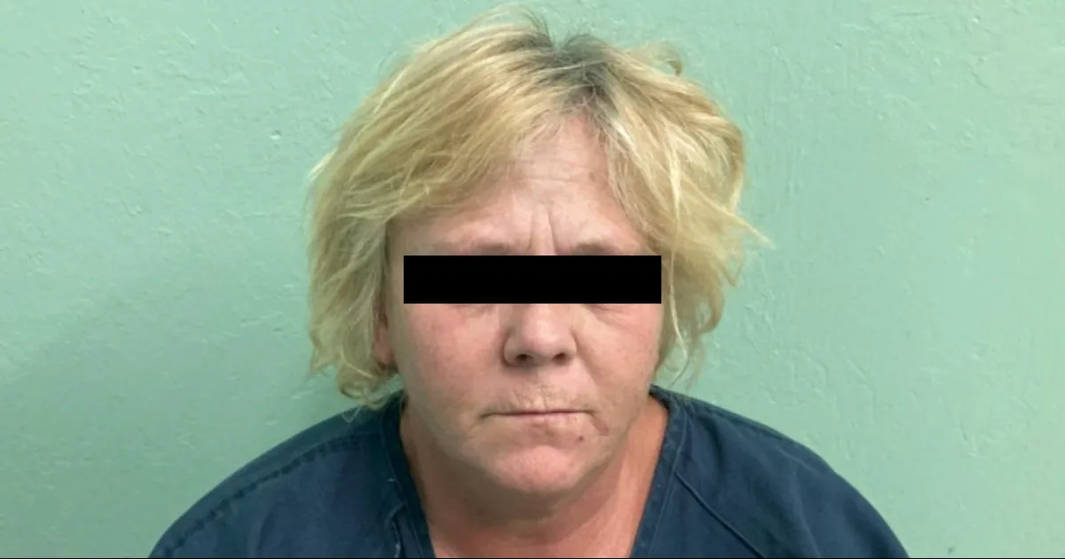 Llevaba encajuelados a dos indocumentados