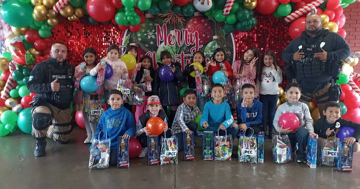 Elementos de la PCC llevan alegría, regalos y dulces a niños de primaria