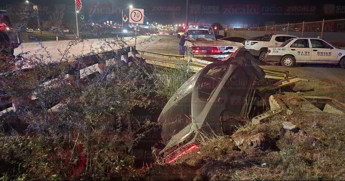 Pierde el control de vehículo y cae en canal