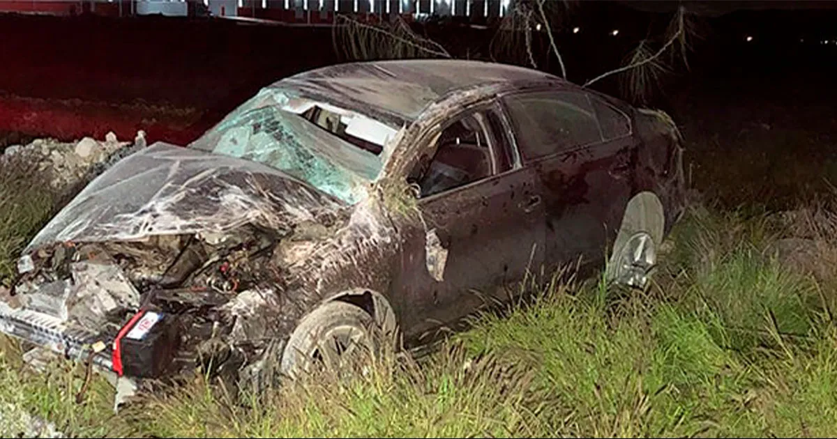 El exceso de velocidad y una llanta ponchada mandaron al hospital a un joven, ya que volcó en Ramos Arizpe.